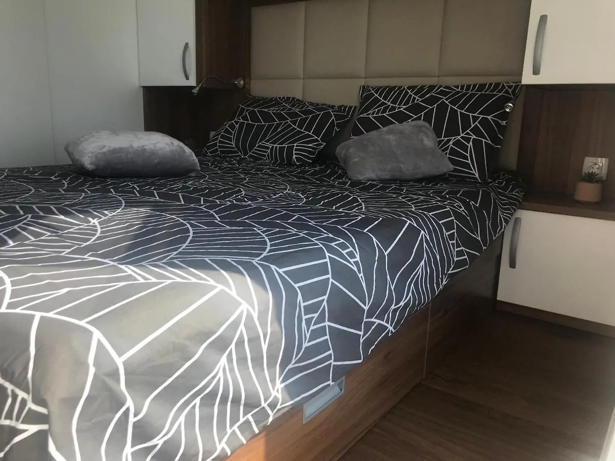Floating House Varoni بولا بيت للعطل