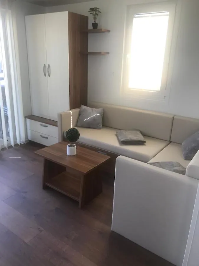 Floating House Varoni بولا بيت للعطل
