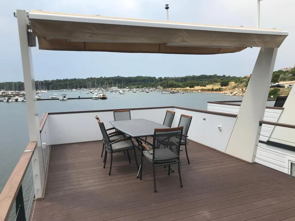Floating House Varoni بولا كرواتيا