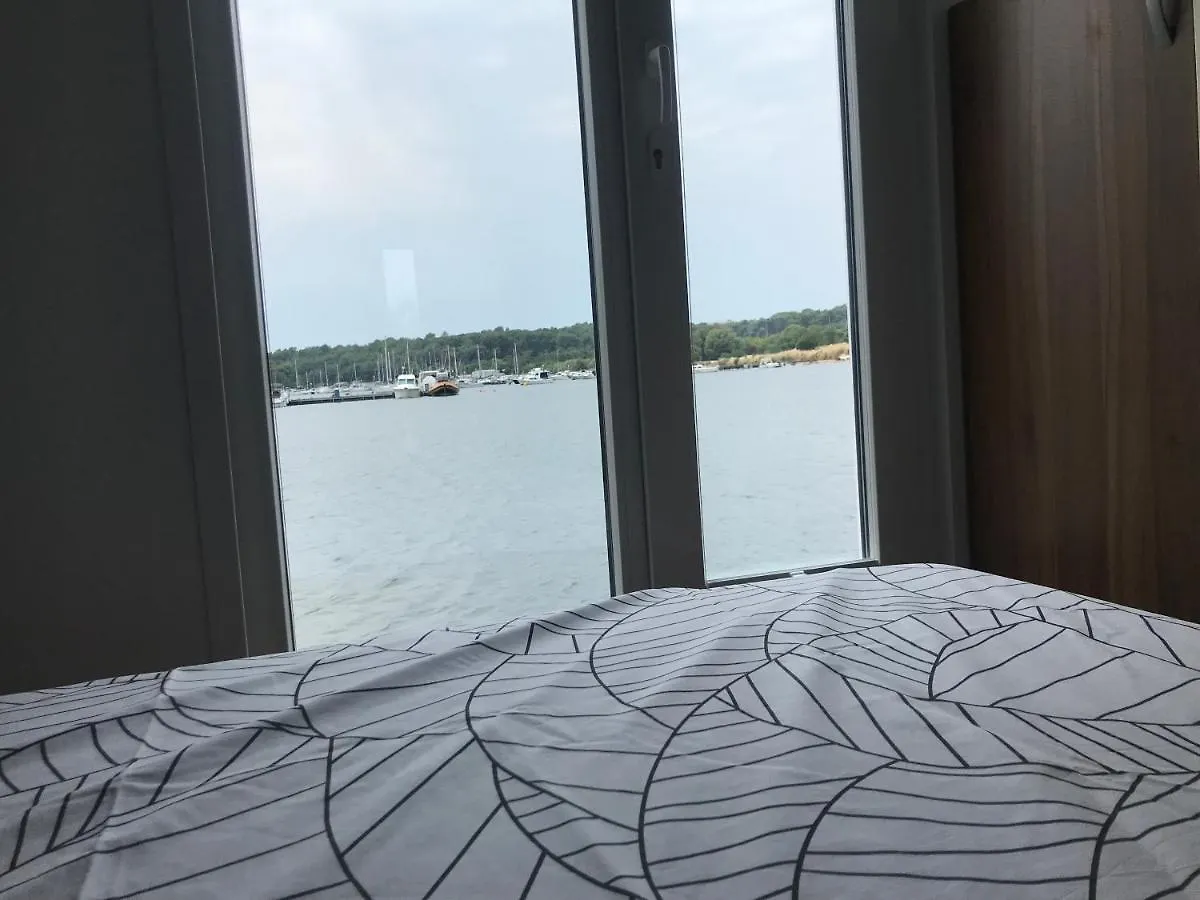 Floating House Varoni بولا