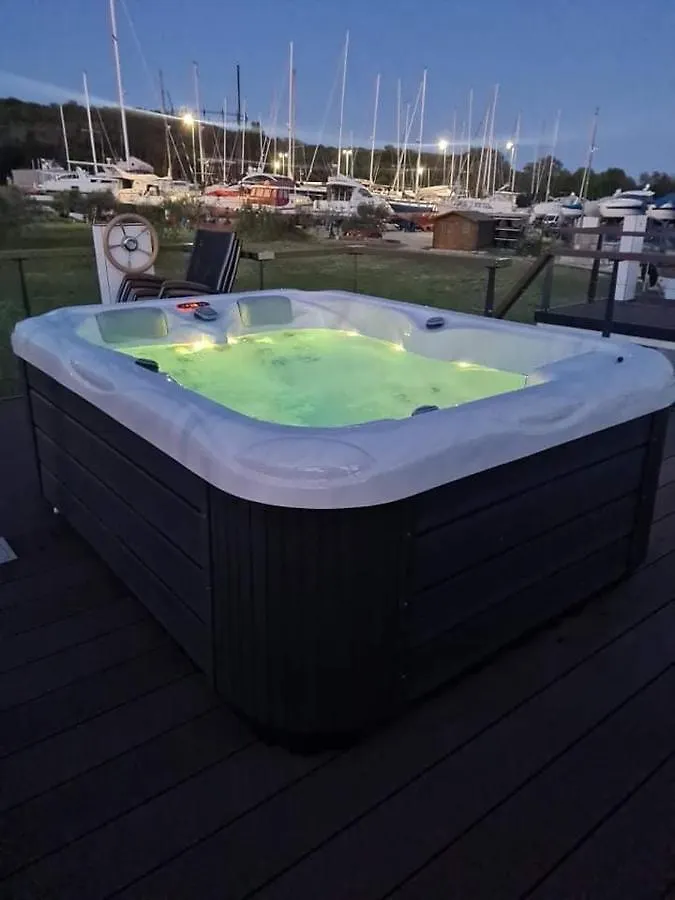 Floating House Varoni بولا كرواتيا