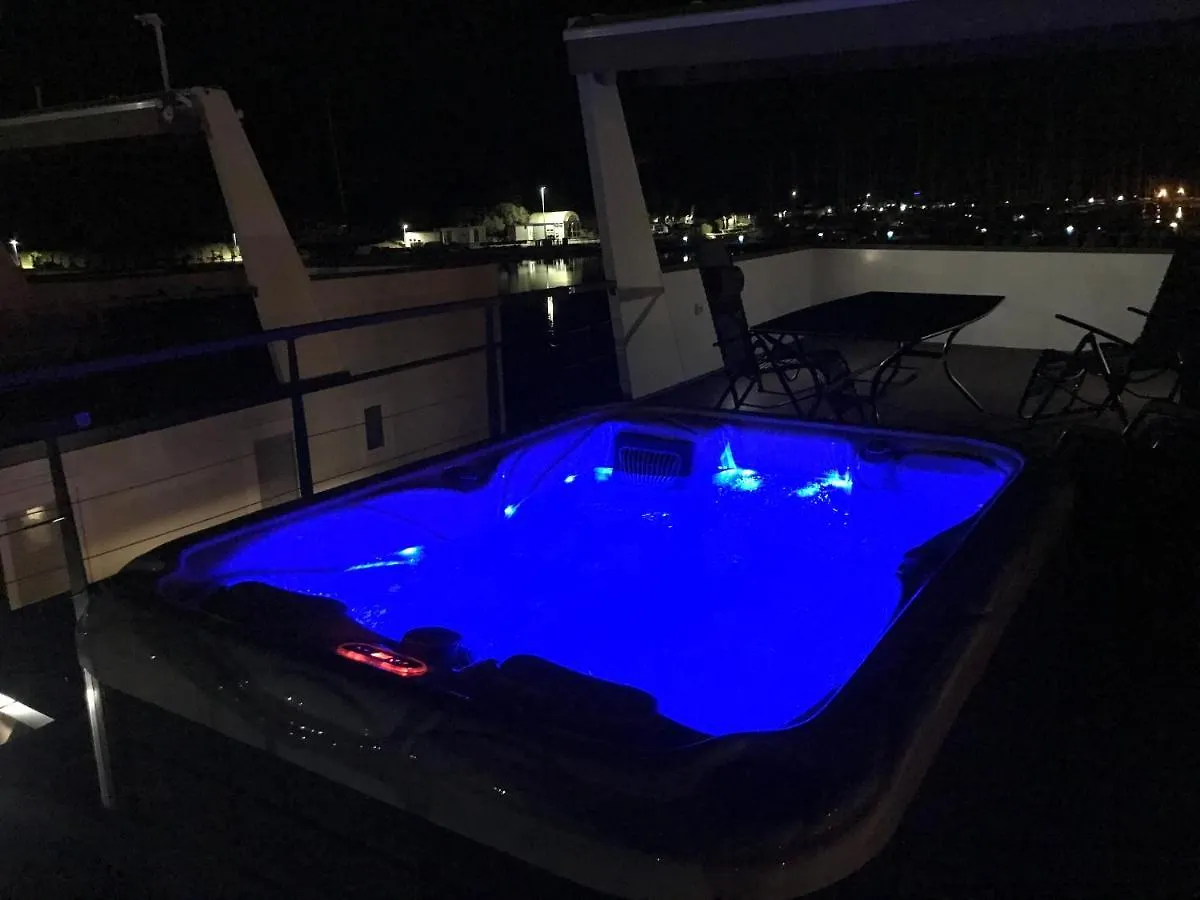 Floating House Varoni بولا